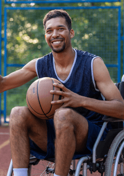 Homem com deficiência segurando uma bola de basquete